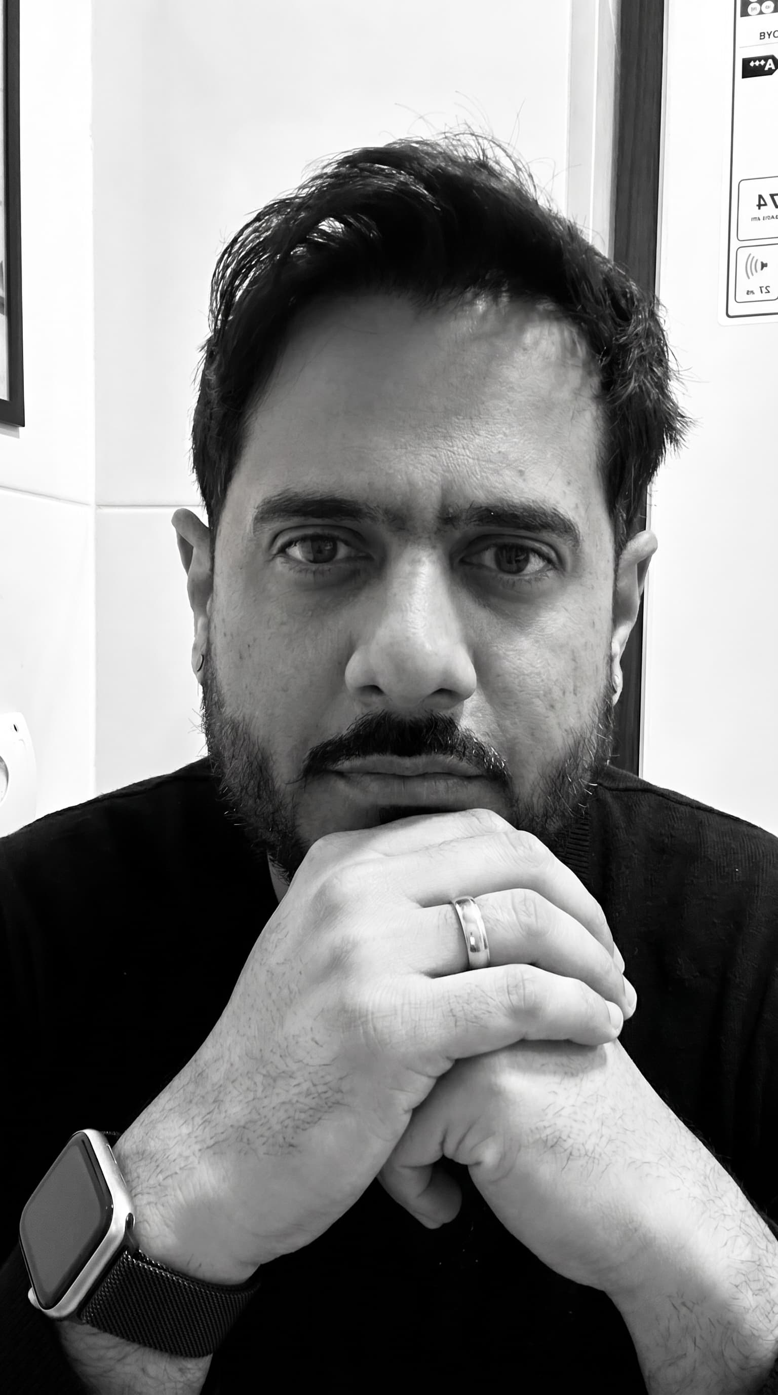 Retrato profesional de Juan C. Molina, diseñador web sénior y consultor tecnológico